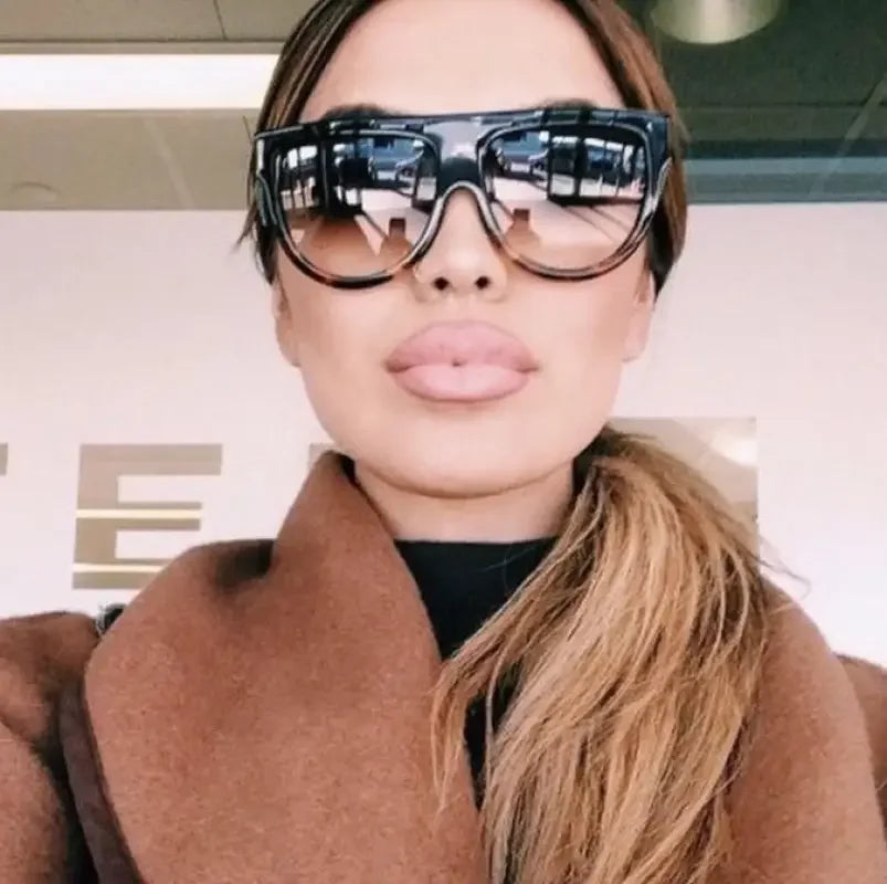 Luxury pilot sunglasses with oversized gradient lenses for a sophisticated look