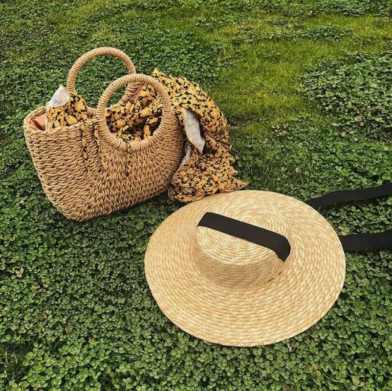 Wide brim straw hats with straw tote bag and sunhat for stylish summer accessories