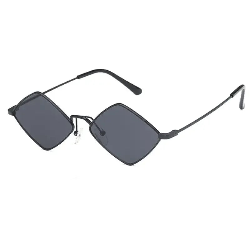 Rhombus sunglasses with black frames from an online boutique, ideal for women’s fashion