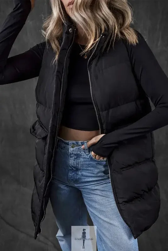 Black windproof vest with pockets, ideal for cold weather and outdoor activities